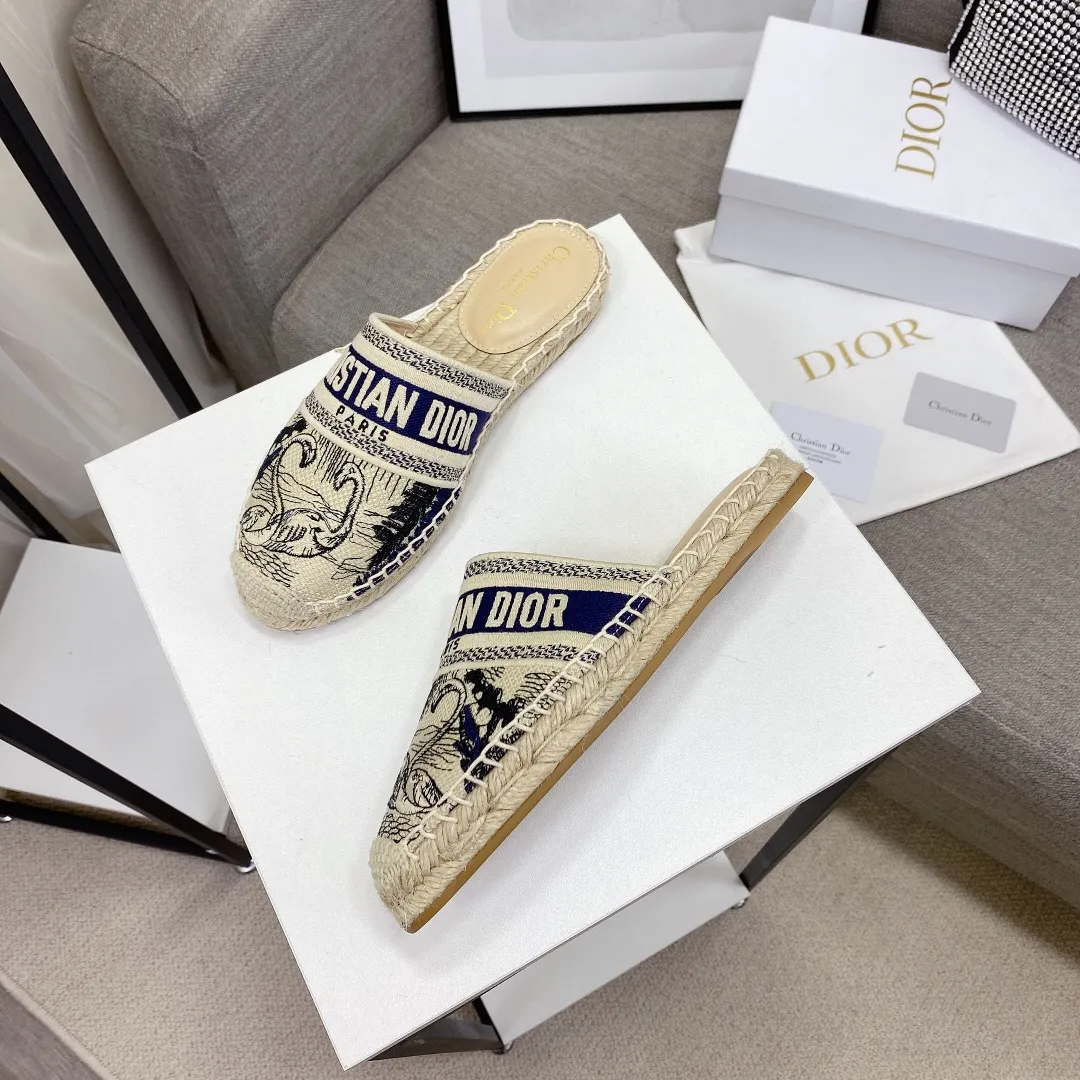 👟👟Ex-factory price 400👟👟 If the top version (original embroidery is done one to one) is cheaper, please avoid Dior | Dior ²⁰²¹𝐬𝐬🧡💚2021 early spring new products top version ⚠️The counter features the latest fisherman shoe series, hard goods are new🆕❥purchase level! Full of high-end feel! A popular model among bloggers at home and abroad, it’s retro and fashionable and looks amazing on your feet! Mainly recommended model on the official website ★━━━━━ ЅᏇєєt ━━━━━▪️ Upper: Original copy of pure cotton thread ➕ Three-dimensional electric embroidery ▪️ Lining: Imported water-dyed sheepskin lining ▪️ Outsole: Original handmade hemp rope combination wear-resistant rubber outsole ▪️ Shoe size: 35-39 (40 is custom-made and cannot be returned or exchanged) ▪️